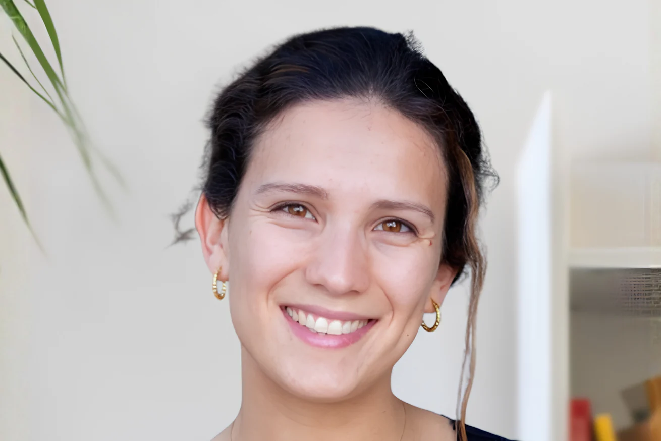 Paulina Alvarez Gruber, Psycholog*in, in einer 1:1-Videositzung