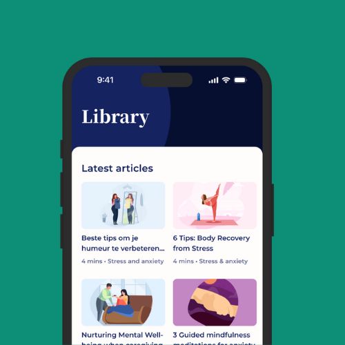 Een smartphonescherm toont een Bibliotheek-app met een sectie voor Laatste artikelen, met geïllustreerde miniaturen en titels over stress, angst en mindfulness - perfect voor de Week van de Geestelijke Gezondheid. De achtergrond is groenblauw.