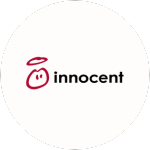 Das Bild zeigt das Innocent-Logo mit einer roten Kritzelei eines lächelnden Gesichts und eines Heiligenscheins, die mitarbeiterwohlbefinden symbolisieren, neben dem Wort innocent in schwarzen Kleinbuchstaben auf weißem Hintergrund.