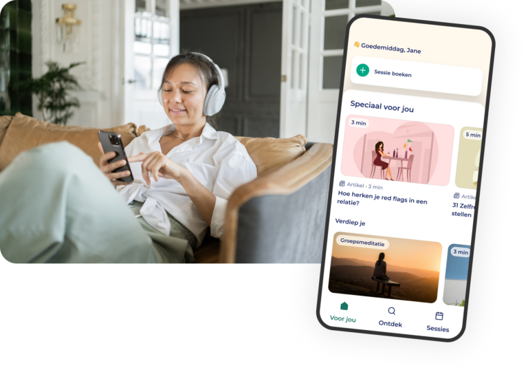 Een vrouw zit ontspannen op een bank met een koptelefoon op en kijkt naar haar telefoon. Op de voorgrond toont een smartphonescherm een wellness- of geestelijke gezondheidsapp in het Nederlands.