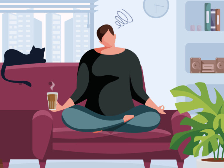 Illustration einer Person, die im Schneidersitz mit einer Kaffeetasse in der Hand auf einem Sofa sitzt und gestresst aussieht. Eine schwarze Katze sitzt auf der Rückenlehne des Sofas, und im Hintergrund befinden sich Regale, eine Pflanze und große Fenster.