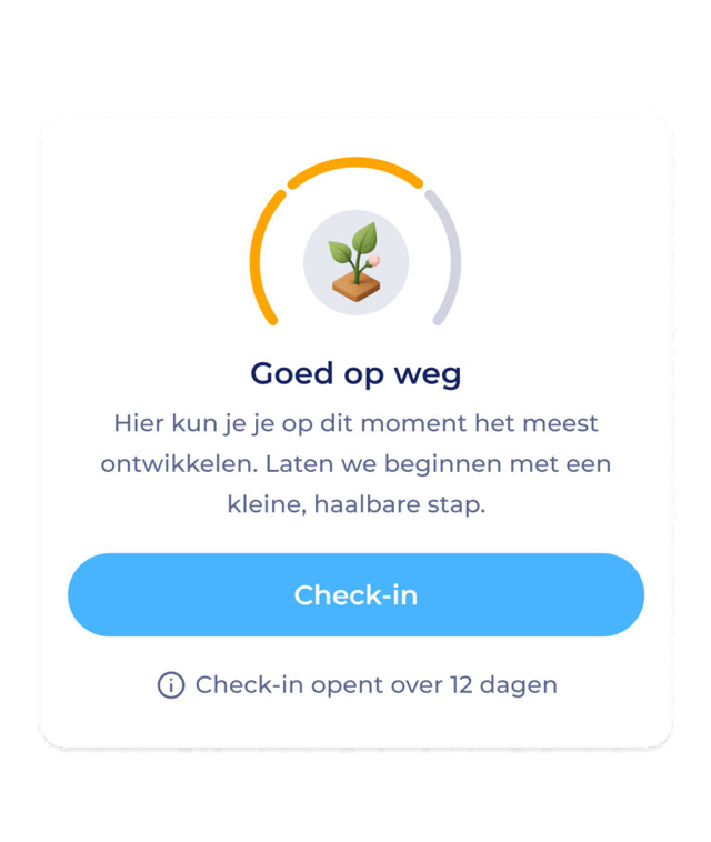 Een voortgangskaart met een ronde voortgangsbalk, een klein plantenpictogram en Nederlandse tekst die ontwikkeling aanmoedigt met een kleine, haalbare stap. Eronder staat een blauwe Check-in knop en de tekst geeft aan dat de check-in over 12 dagen wordt geopend.