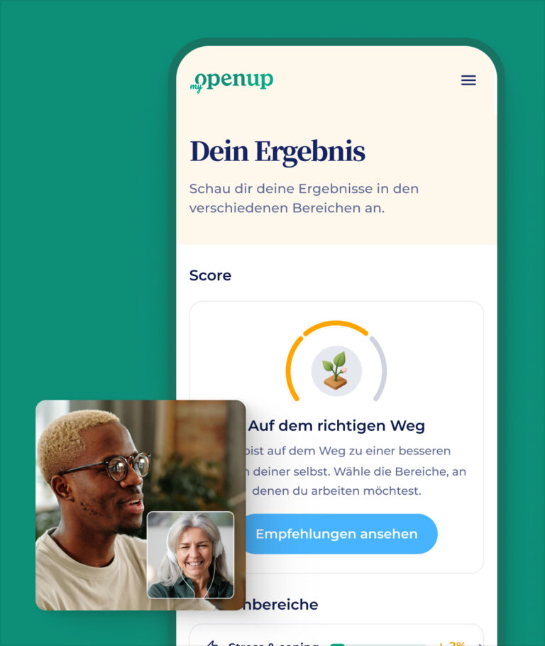 Ein Smartphone-Bildschirm zeigt die Openup-App, die eine Ergebnisseite in deutscher Sprache mit einer Fortschrittsanzeige anzeigt, die selbständiges Lernen unterstützt. Zwei kleine Videochat-Fenster unten links zeigen einen lächelnden jungen Mann und eine ältere Frau.