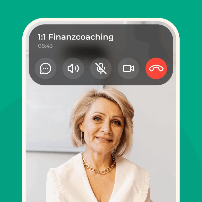 Ein Telefondisplay zeigt einen Videoanruf mit dem Titel 1:1 Finanzcoaching. Eine lächelnde Frau mit blondem Haar und einer goldenen Halskette nimmt an dem Anruf teil. Die Anrufsteuerung ist oben sichtbar.