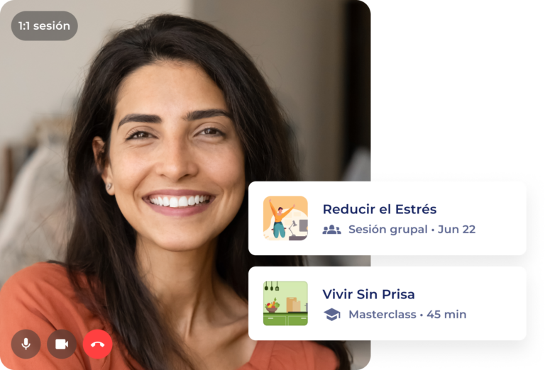 Una mujer sonríe durante una videollamada en OpenUp. En la pantalla hay dos tarjetas de sesión: "Reducir el Estrés", una sesión de grupo el 22 de junio, y "Vivir Sin Prisa", una clase magistral de 45 minutos. Abajo se ven los controles de la videollamada.