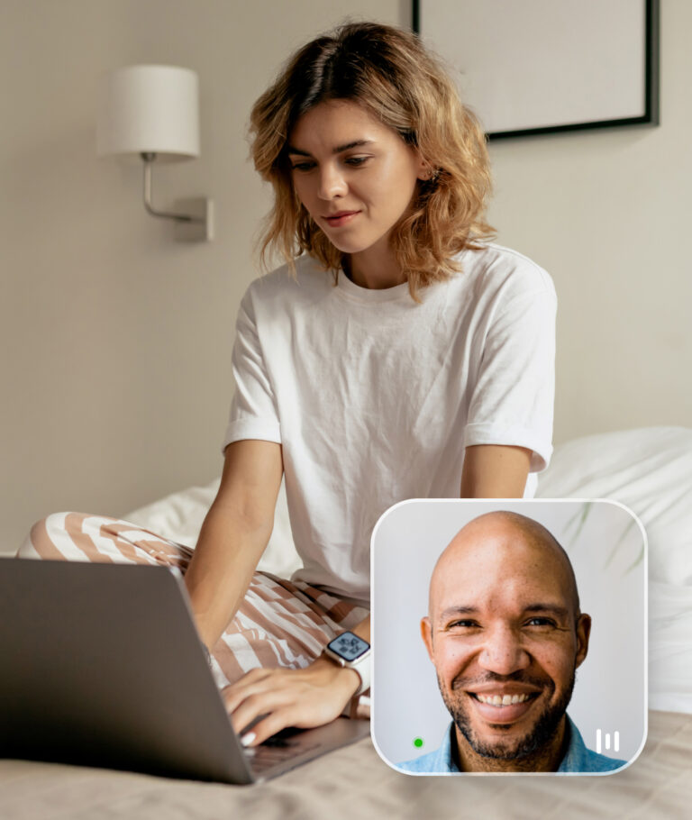 Una mujer se sienta en una cama con un portátil y parece estar participando en una videollamada OpenUp. En la esquina inferior derecha, un recuadro muestra a un hombre calvo sonriente, lo que sugiere una reunión en línea o una conversación virtual.