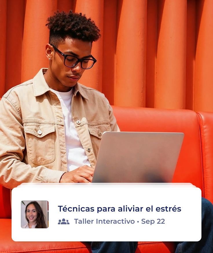 Un joven se sienta en un sofá naranja con un ordenador portátil. Una ventana emergente en español de OpenUp dice: "Técnicas para aliviar el estrés", con detalles del taller y una pequeña foto de una mujer sonriente.