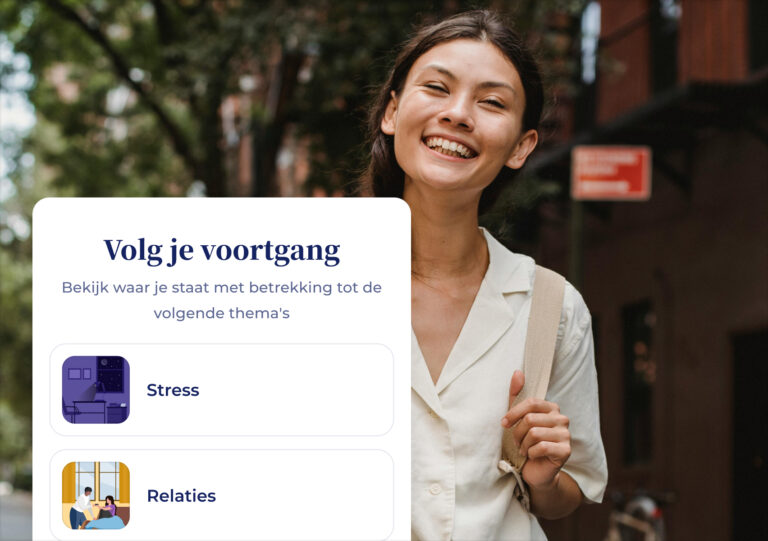 Een glimlachende vrouw staat buiten op een straat in de stad. Op de voorgrond is op een Nederlands scherm de tekst „Volg je voortgang“ te zien, met opties om stress en relaties bij te houden, elk met een pictogram.