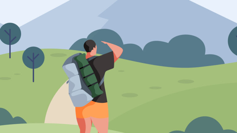 Een persoon met een rugzak staat op een pad in een groen landschap en kijkt uit naar bergen en bomen in de verte onder een blauwe hemel.