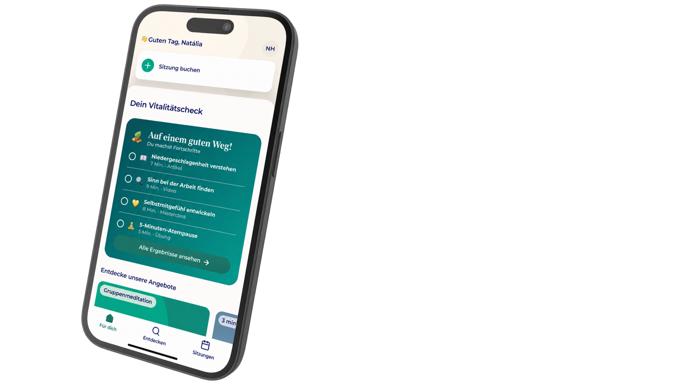Auf einem Smartphone wird eine Gesundheits-App auf Deutsch angezeigt, die einen Vitalitätscheck mit Zielen und Maßnahmen enthält. Der Bildschirm enthält Schaltflächen zur Buchung von Terminen und zur Suche nach Unterstützung, wobei die Nutzerin als „Natalia“ angesprochen wird.