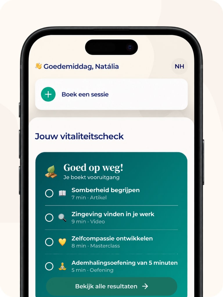 Een smartphone toont het startscherm van de OpenUp-app met de Vitaliteitscheck: de status Goed op weg en vier aanbevolen onderdelen, zoals een artikel, een video, een masterclass en een ademhalingsoefening.