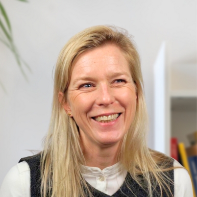 Portrait of Marian Terra, Financial coach